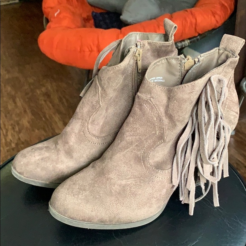 👢CHARLOTTE RUSSE FRINGE BOOTIES👢